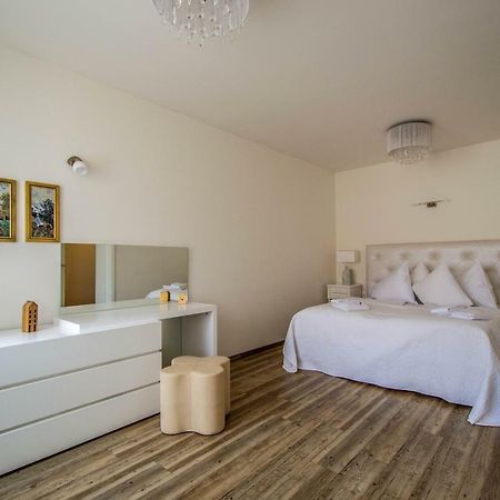 Unique Charles Bridge 2Bdr Apartment. Прага Экстерьер фото