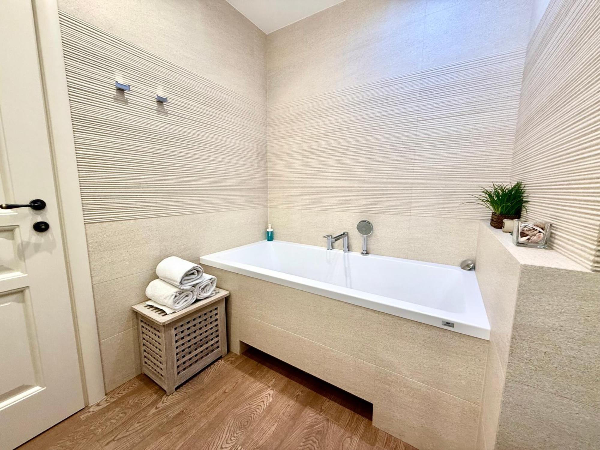 Unique Charles Bridge 2Bdr Apartment. Прага Экстерьер фото