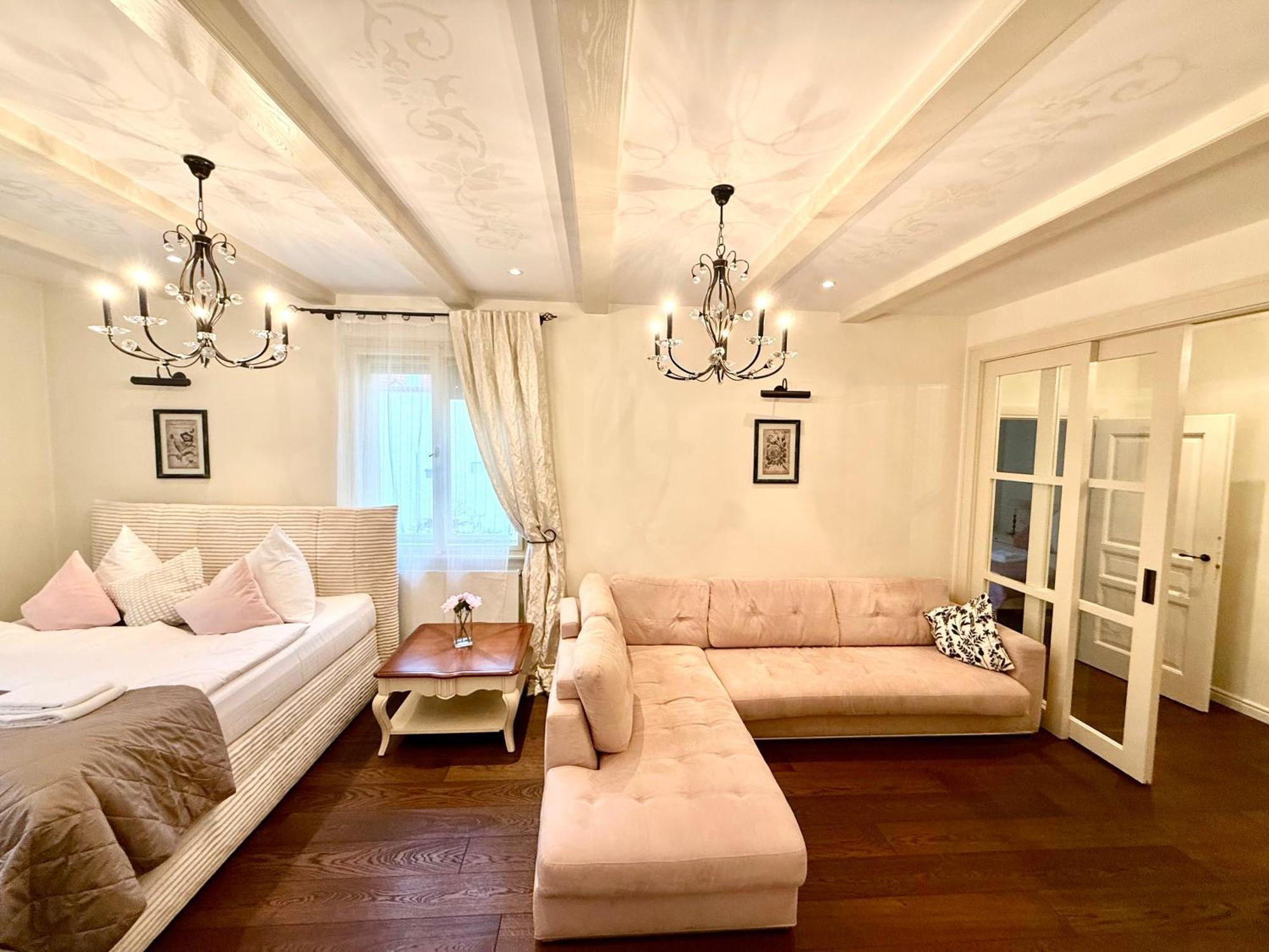 Unique Charles Bridge 2Bdr Apartment. Прага Экстерьер фото