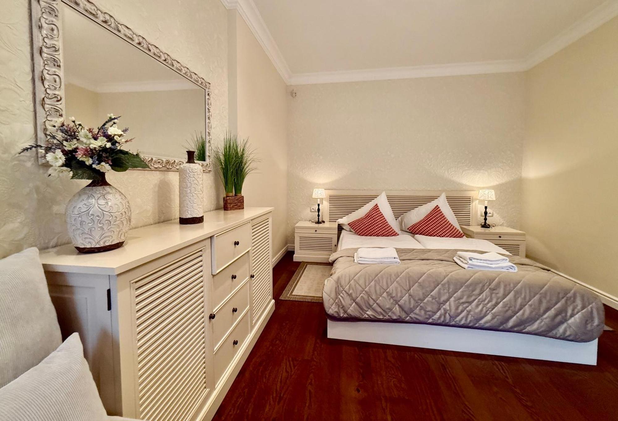 Unique Charles Bridge 2Bdr Apartment. Прага Экстерьер фото