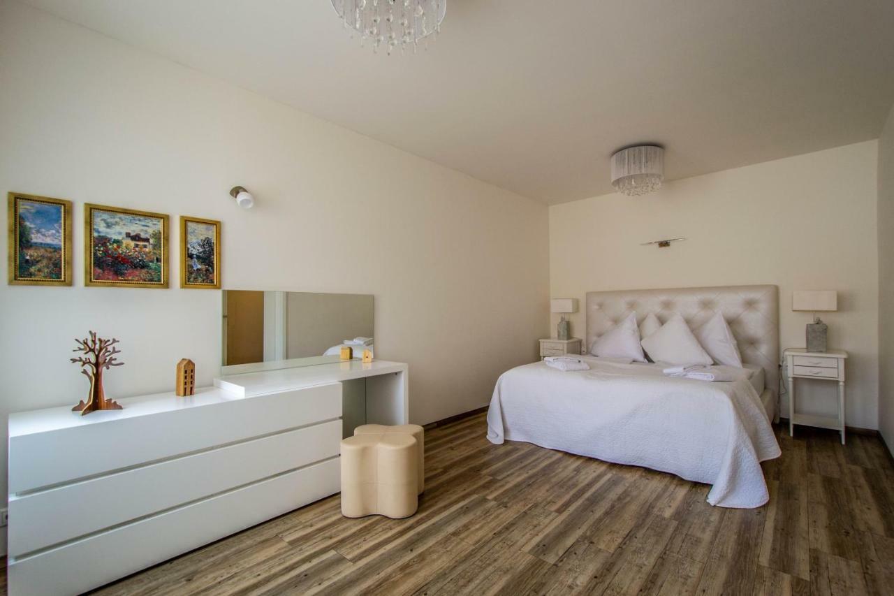 Unique Charles Bridge 2Bdr Apartment. Прага Экстерьер фото